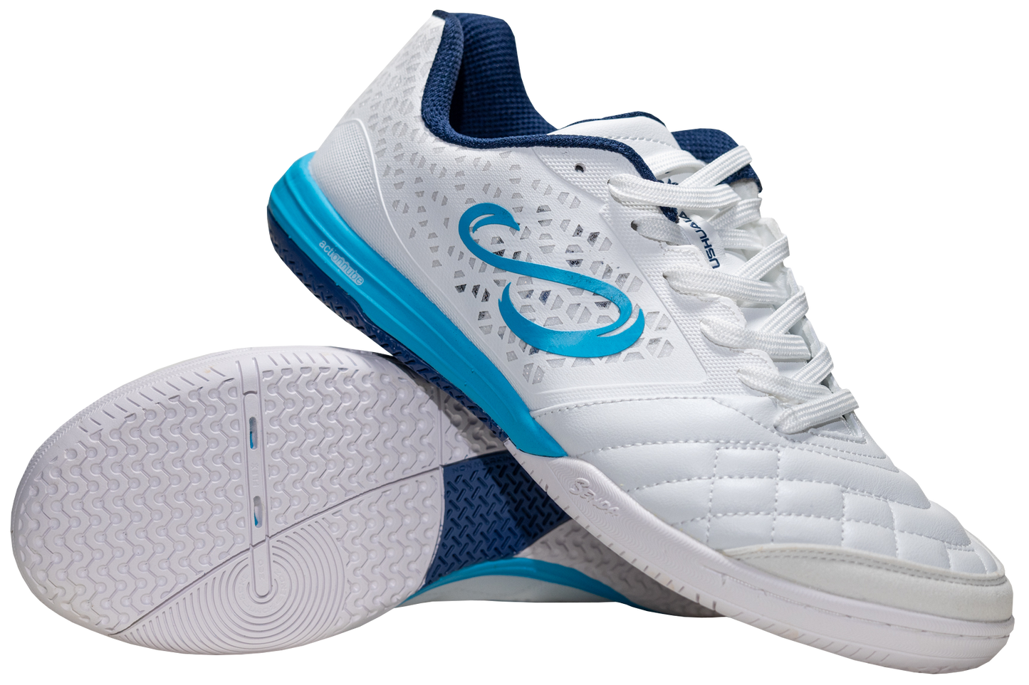 White Ushuaia Club 2.0 futsal shoes by Senda – breathable mesh upper with light blue accents, non-marking sole, and gum traction grip, perfect for indoor court play.