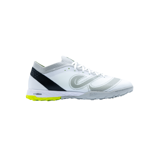 Side profile of Senda Pampa Pro Turf shoe highlighting minimalist silhouette, reinforced heel, and turf-optimized sole with lime accents.