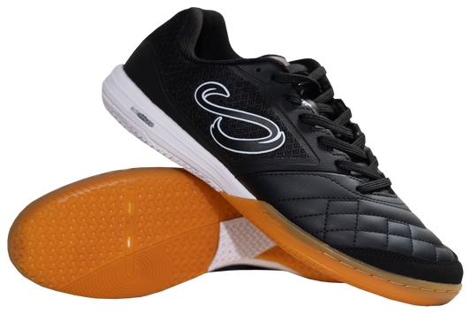 Black Ushuaia Club 2.0 Futsal Shoes by Senda – Lightweight indoor futsal shoes with gum rubber outsole, quilt-stitched toe box, and breathable mesh panels for durability and grip on court surfaces.

