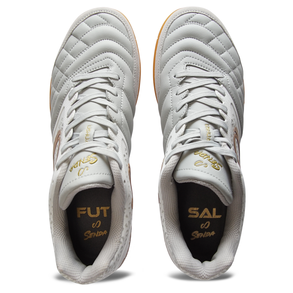Top view of Senda Ushuaia Pro 2.0 White Gold futsal shoes displaying insoles with FUT SAL branding and symmetrical lace design for a snug fit.

