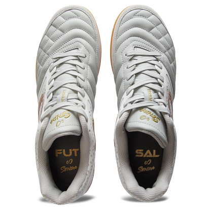 Top view of Senda Ushuaia Pro 2.0 White Gold futsal shoes displaying insoles with FUT SAL branding and symmetrical lace design for a snug fit.

