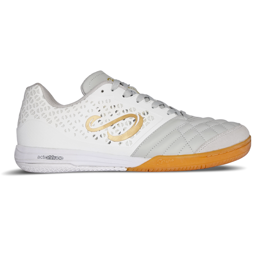 Side view of Senda Ushuaia Pro 2.0 futsal shoes in White Gold – breathable mesh detailing, gold logo accents, and actionnube midsole with non-marking gum outsole.

