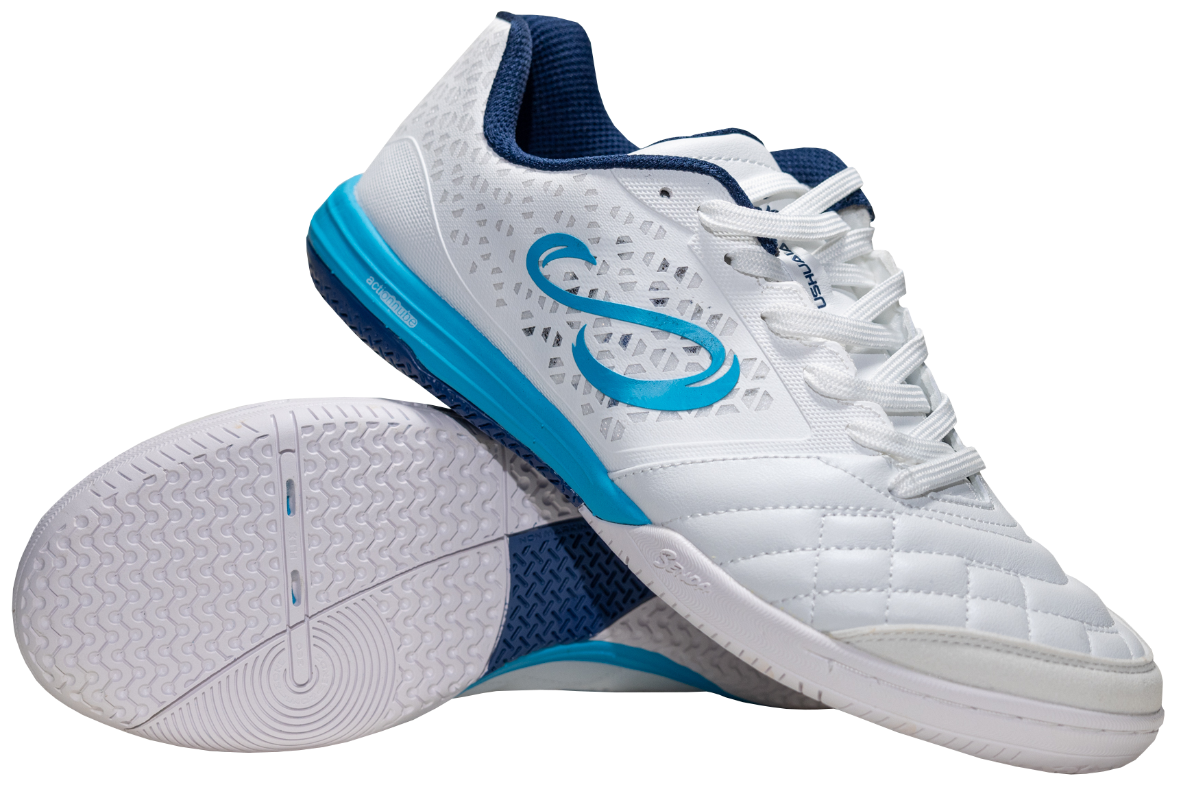 White Ushuaia Club 2.0 futsal shoes by Senda – breathable mesh upper with light blue accents, non-marking sole, and gum traction grip, perfect for indoor court play.

