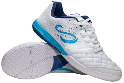 White Ushuaia Club 2.0 futsal shoes by Senda – breathable mesh upper with light blue accents, non-marking sole, and gum traction grip, perfect for indoor court play.

