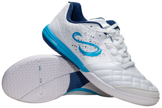 White Ushuaia Club 2.0 futsal shoes by Senda – breathable mesh upper with light blue accents, non-marking sole, and gum traction grip, perfect for indoor court play.

