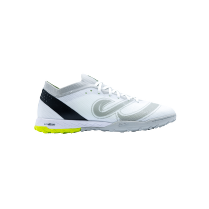 Side profile of Senda Pampa Pro Turf shoe highlighting minimalist silhouette, reinforced heel, and turf-optimized sole with lime accents.

