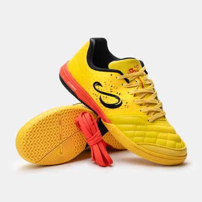Senda Ushuaia Pro 2.0 yellow futsal shoes displayed with included red replacement laces and non-marking outsole.

